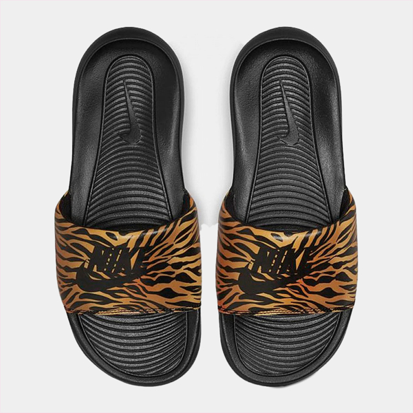 Изображение W NIKE VICTORI ONE SLIDE PRINT