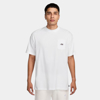Изображение ФУТБОЛКА U NSW TEE M90 SNKR PTCH PKT 2